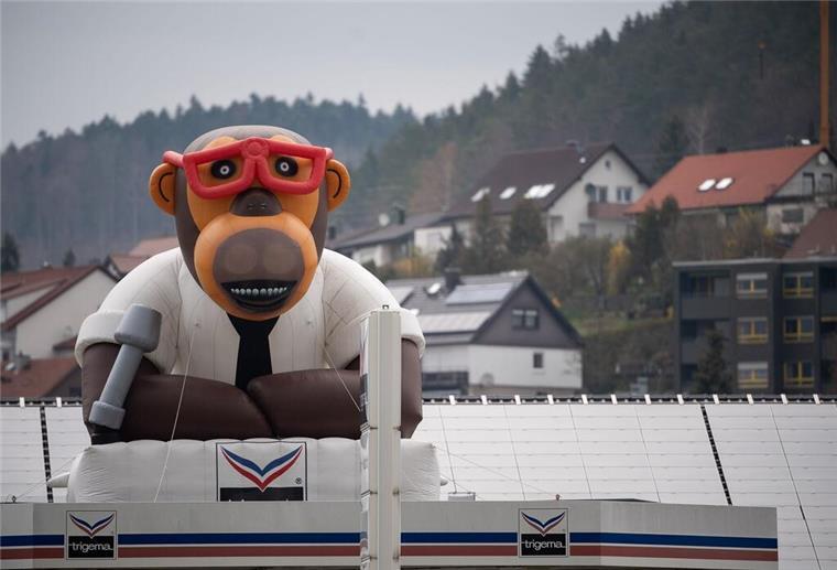Auch aufgeblasen gibt es den Trigema-Affen - hier auf dem Dach der Firmenzentrale in Burladingen. (Archivbild)