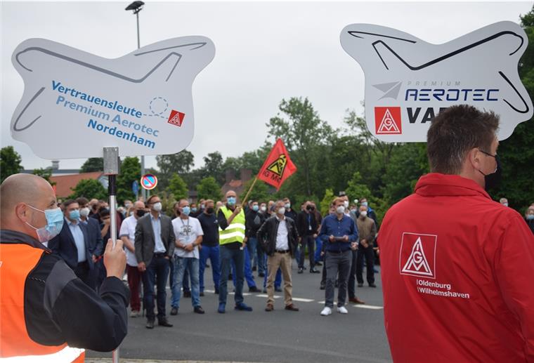 PAG-Standorte rücken zusammen Auch aus den umliegenden PAG-Werken wie Varel sind Beschäftigte nach Nordenham gereist. Die Standorte wollen zusammenhalten.