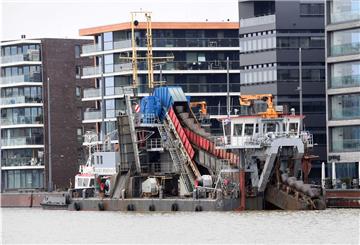 Auch Baggerarbeiten im Neuen Hafen in Bremerhaven gehören zum Drittgeschäft von Bremenports.