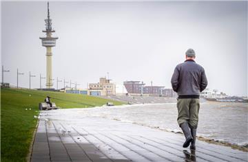 Auch bei einem Sturm kann man am Deich spazieren. Foto: Hartmann