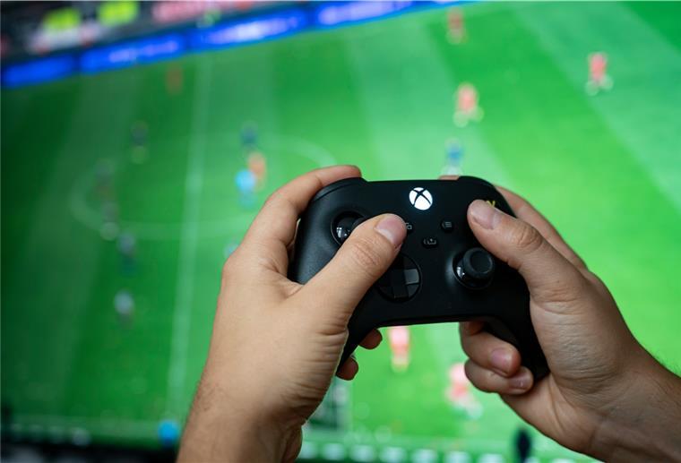 Lieferprobleme: Handel rät zu frühzeitigem Geschenkekauf Ein Mann hält einen Kontroller der Spielekonsole Xbox Series X in der Hand.
