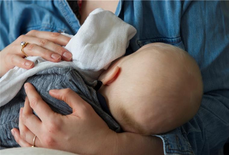 Cuxland: Säuglingsberatung hilft bei Fragen rund ums Baby Auch bei Stillschwierigkeiten kann Hebamme Heike Kastner weiterhelfen.
