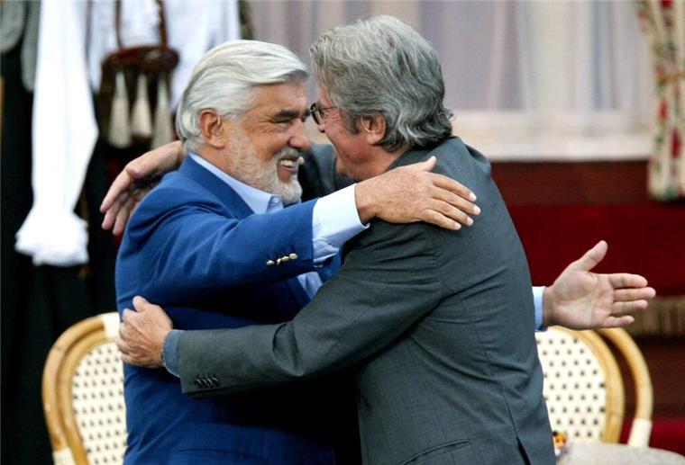 Ein Engel in Teufelsgestalt: Filmlegende Alain Delon ist tot Auch bei „Wetten, dass..?“ war Delon zu Gast, hier bei der herzlichen Umarmung mit Schauspieler Mario Adorf. (Foto - Archiv)