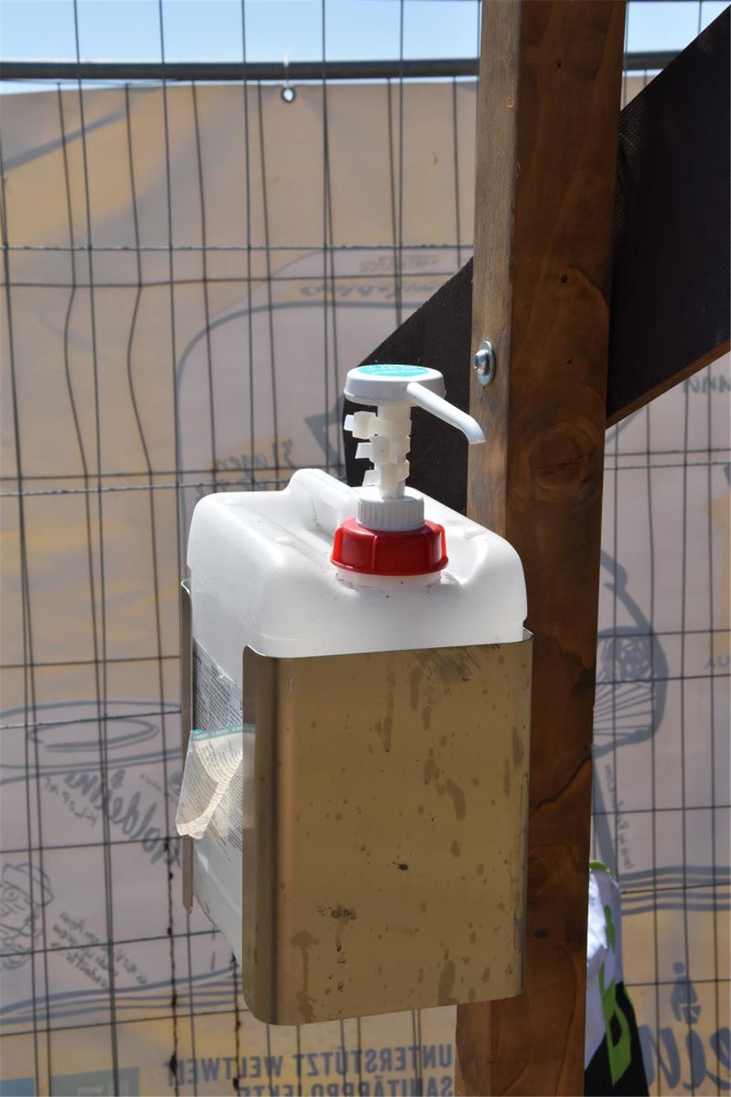 Auch beim Händewaschen wird bei Goldeimer kein Wasser verschwendet, sondern nur Desinfektionsmittel. Foto: Overschmidt