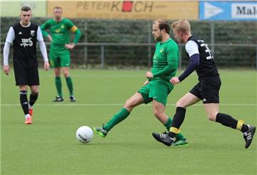 Auch Bezirksligist TSV Abbehausen (grüne Trikots/am Ball Christian Luga, links Maik Müller) muss noch auf eine endgültige Entscheidung des Verbandes warten.