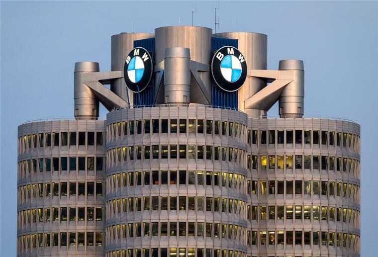 Auch BMW hat einen Gewinneinbruch erlitten.