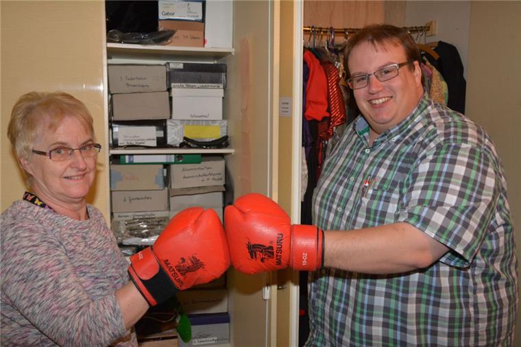 Auch Boxhandschuhe gehören zum Fundus der Plattdüütschen. Elke Puhl und Bühnenleiter Torsten Lange haben sie übergestreift.