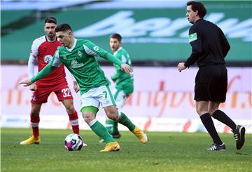 Auch Bremens Milot Rashica (vorn) hat am Ball kei Glück: Die Partie gegen Freiburg bleibt torlos.