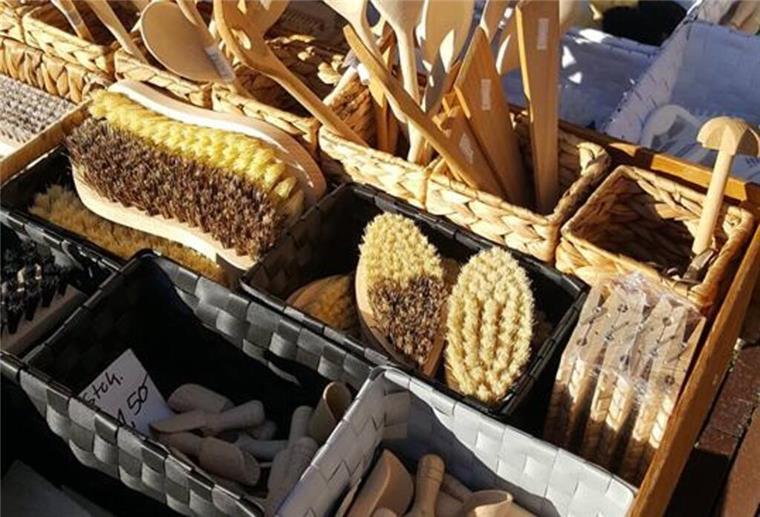 Herbst-Ladenhütermarkt in Bremervörde mit verkaufsoffenem Sonntag Auch Bürsten aller Art können Besucher auf dem Ladenhütermarkt erstehen.
