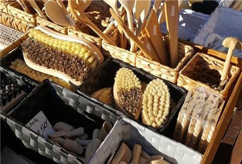 Auch Bürsten aller Art können Besucher auf dem Ladenhütermarkt erstehen.