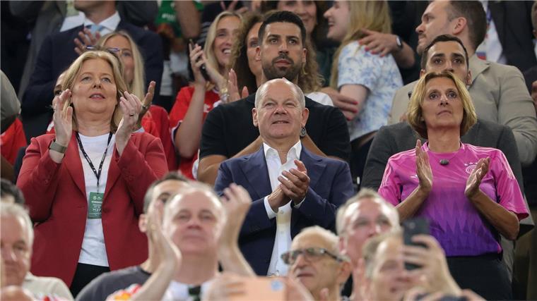 Nach Blitz und Donner: DFB-Team stürmt ins Viertelfinale Auch Bundeskanzler Olaf Scholz feuerte das DFB-Team an.