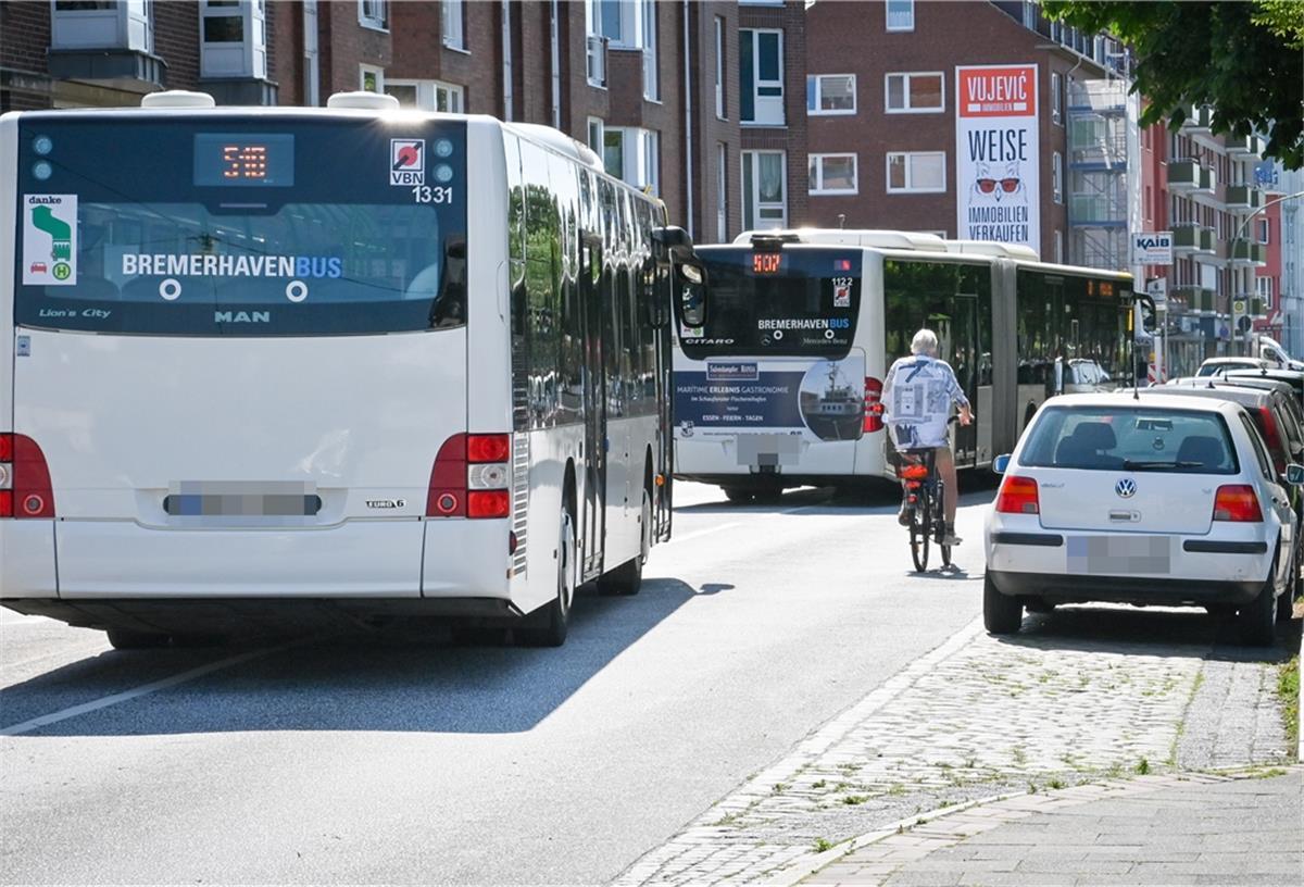 Radfahrer mit genügend Abstand überholen Auch Busse müssen sich an den Abstand halten, wenn sie einen Radfahrer überholen. Das führt immer wieder zu Problemen.