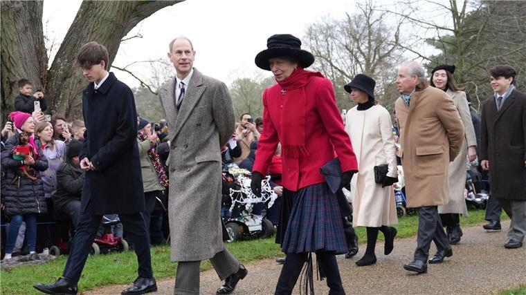 Fans beschenken Kate und Kinder beim royalen Weihnachtsfest Auch Charles‘ Geschwister Prinz Edward (2.v.l.) und Prinzessin Anne waren dabei.