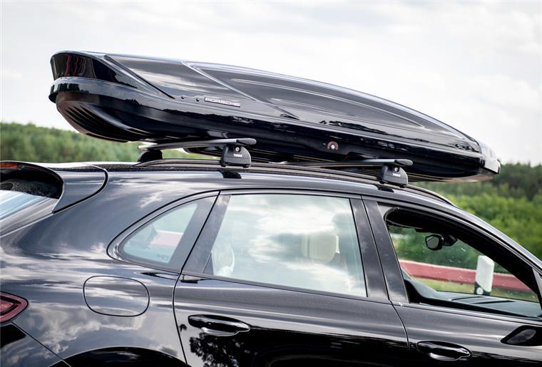 TÜV: Unnötiger Ballast im Auto treibt Spritverbrauch in die Höhe Pkw mit Dachbox