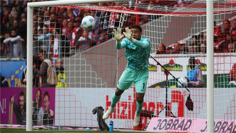 Nach Hasskommentaren: Freiburgs Kapitän verteidigt Atubolu Auch dank Torwart Noah Atubolu stand beim SC Freiburg in Bremen die Null.