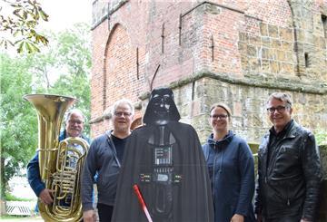 Auch Darth Vader (Mitte) wird dabei sein beim Gospecial-Gottesdienst am kommenden Sonntag. Zum Vorbereitungsteam gehören Ralf Hesse, Michael Feldhusen, Mareen Osterloh und Dietmar Reumann-Claßen (von links).