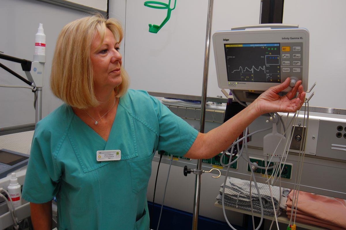 Patienten klagen über zu lange Wartezeiten in der Nordenhamer Notaufnahme Auch das gehört zur Arbeit in der Notaufnahme: Ilona Göldner bereitet in einem der Behandlungsräume die Monitorüberwachung vor. Wie groß der Andrang an einem Tag ist, lässt sich nicht voraussagen.