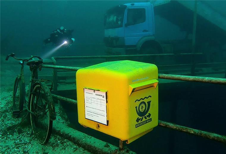 Nur für wasserfeste Postkarten: Briefkasten in 19 Meter Tiefe Ein gelber Briefkasten der Marke Eigenbau ist im Kreidesee im Hemmoor in einer Tiefe von 19 Metern unter Normalnull angebracht.