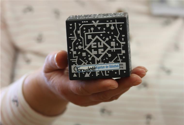 Die Tarmsteder Bücherei ist jetzt auch „Bibliothek der Dinge“ Auch das gibt es jetzt in der Tarmstedter Bücherei: Einen "Merge Cube", ein Schaumstoffwürfel mit dem es möglich ist, Hologramme zu erzeugen.