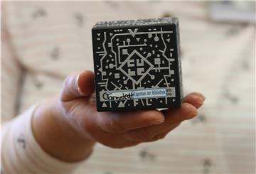 Auch das gibt es jetzt in der Tarmstedter Bücherei: Einen "Merge Cube", ein Schaumstoffwürfel mit dem es möglich ist, Hologramme zu erzeugen.