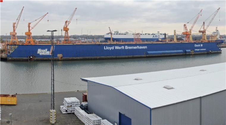 Warum Bremerhavens maritime Reize im Internet bald viel besser zu sehen sind Auch das große Schwimmdock der Lloyd Werft im Verbindungshafen von Bremerhaven wird bald per Webcam zu beobachten sein. Eine weitere Super-Webcam wird es möglich machen; hier ein Bild von einer Testinstallation. Und noch an einem weitereren interessanten Punkt der Stadt wird eine solche Kamera installiert.
