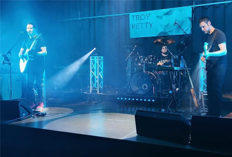 Nach Corona: Wieder mehr Besucher in Nordenhamer Jahnhalle Auch das Konzert von Troy Petty und Band in der Jahnhalle war gut besucht.