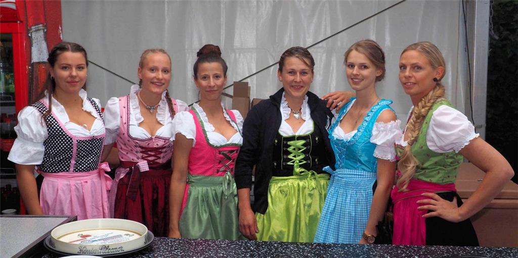 Auch das nette Team des Partyservice Land Wursten zeigte sich im Dirndl. Foto St...