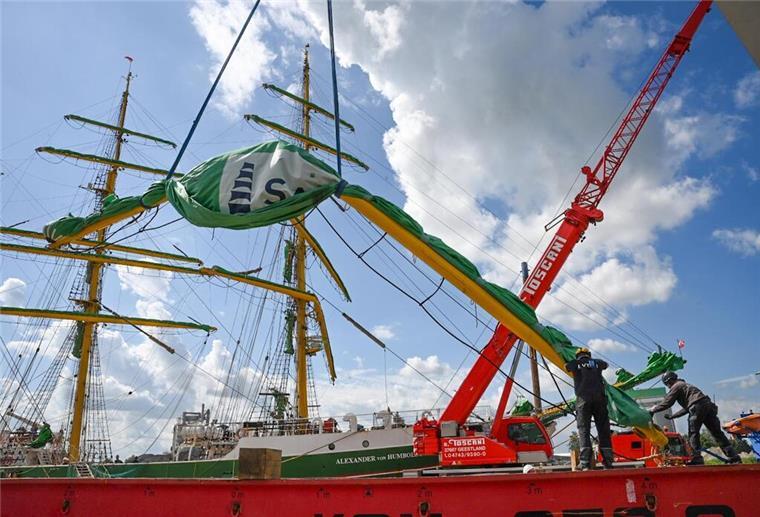 Arbeiten an „Alex II“ komplizierter als gedacht Sail-Segel der "Alex II" wird eingezogen.