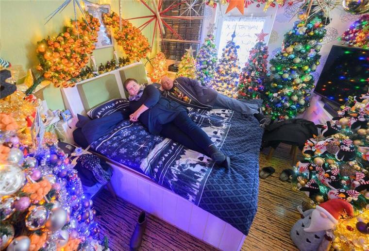Rekord: Paar stellt 555 Weihnachtsbäume zuhause auf Auch das Schlafzimmer ist weihnachtlich geschmückt. Nachts bleibt die Beleuchtung allerdings aus.