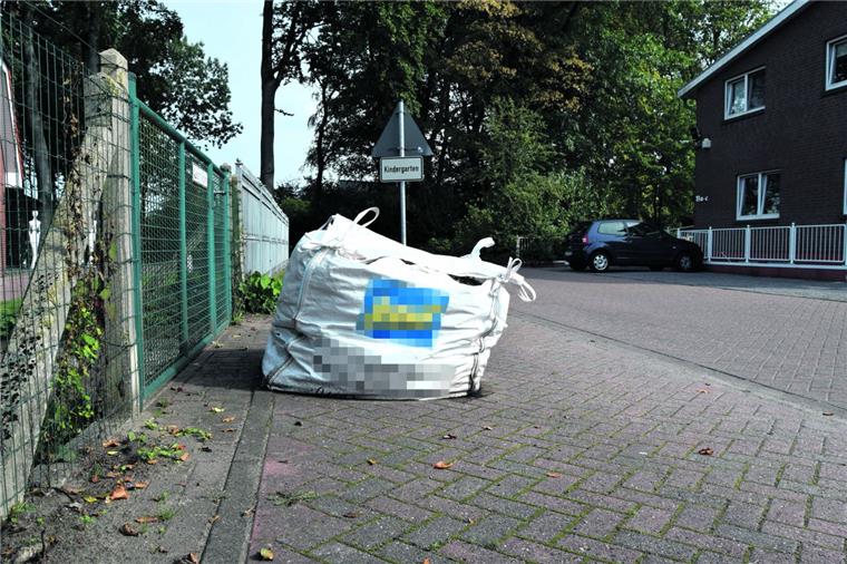Auch das stört den einen oder anderen Bürger: Ein Bauschuttsack vor dem Grundstück. Doch die wenigsten nennen in ihrem Anruf bei der Stadtverwaltung Ross und Reiter. 