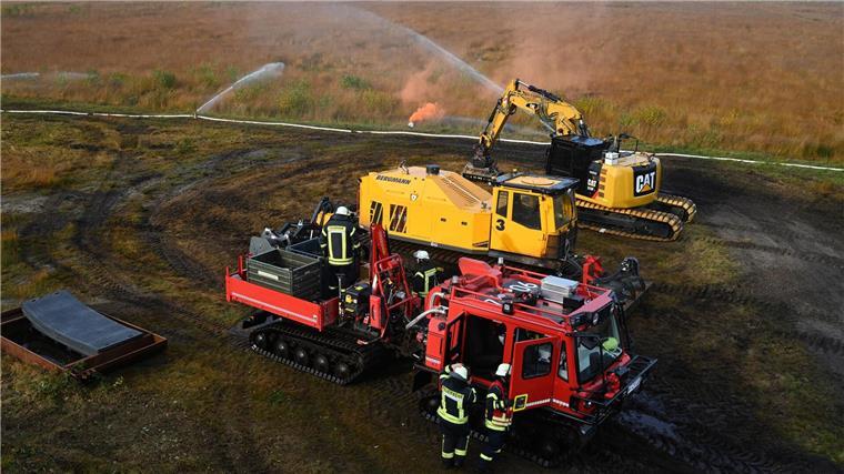Bundeswehr-Feuerwehr trainiert für Großbrand im Emsland Auch das Technische Hilfswerk war an der Übung beteiligt.