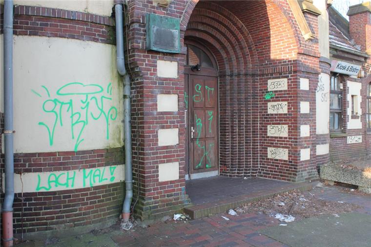 Gebäude in Blexen mit Farbe beschmiert Auch das Weserschlösschen in Blexen ist beschmiert worden.