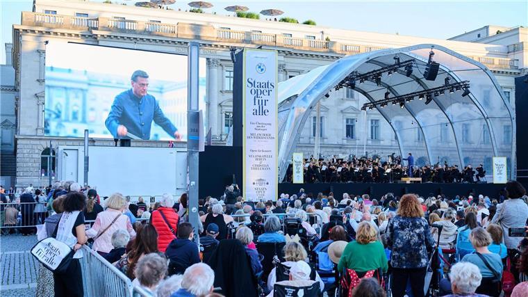20.000 Menschen feiern Thielemann bei „Staatsoper für alle“ Auch das Wetter spielte mit.