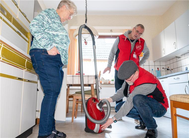 So viel sparen Haushalte beim Besuch der Strom-Detektive Der Stromspar-Check des Förderwerks Bremerhaven zu Besuch bei Beate Börsmann in Beverstedt. Peer Fehse (hinten) und Andreas Schibgilla nehmen den Staubsauger unter die Lupe.