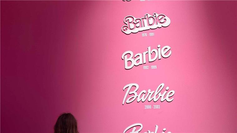 Pink ist mehr als eine Farbe: 65 Jahre Barbie-Hype Auch der Barbie-Schriftzug hat sich immer wieder verändert.
