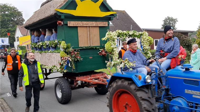 In Rodenkirchen ist endlich wieder Volksfeststimmung Auch der Frauen-Stammtisch aus Reitland lässt sich durch die Straßen von Rodenkirchen ziehen.