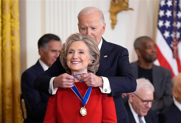 Von Bono bis Messi: Biden ehrt Promis mit Freiheitsmedaille Auch der früheren US-Außenministerin Hillary Clinton legte Biden die Medaille um.