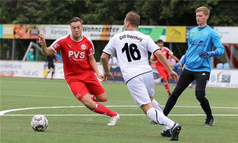 Landesliga-Absteiger SV Brake verliert auch sein zweites Spiel Auch der in der 55. Minute eingewechselte Miklas Kunst (links) konnte die zweite Braker Niederlage im zweiten Bezirksligaspiel bei Aufsteiger TuS Heidkrug nicht verhindern.