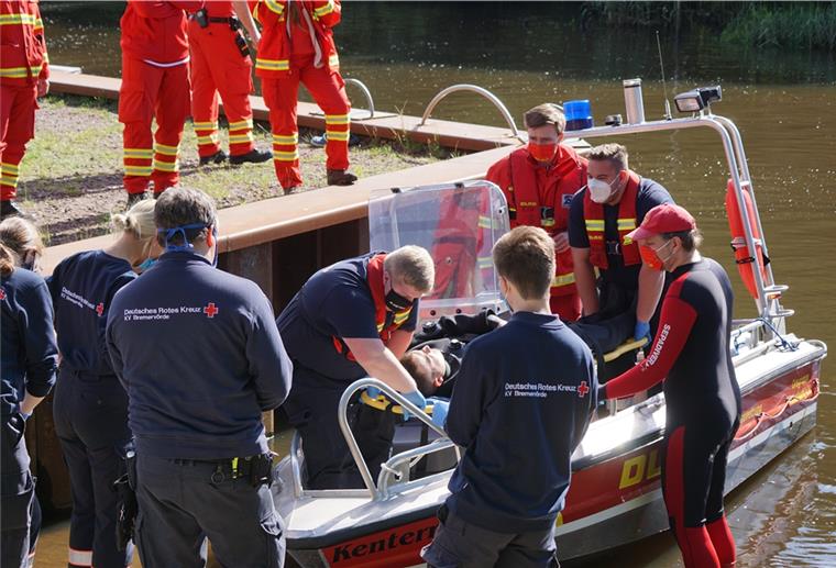 Bootsunglück auf dem Vörder See: Eine Übung für den Notfall Auch der Krankentransport per Trage aus einem Boot will gelernt sein. Schließlich kommt diese Situation nicht alle Tage vor.