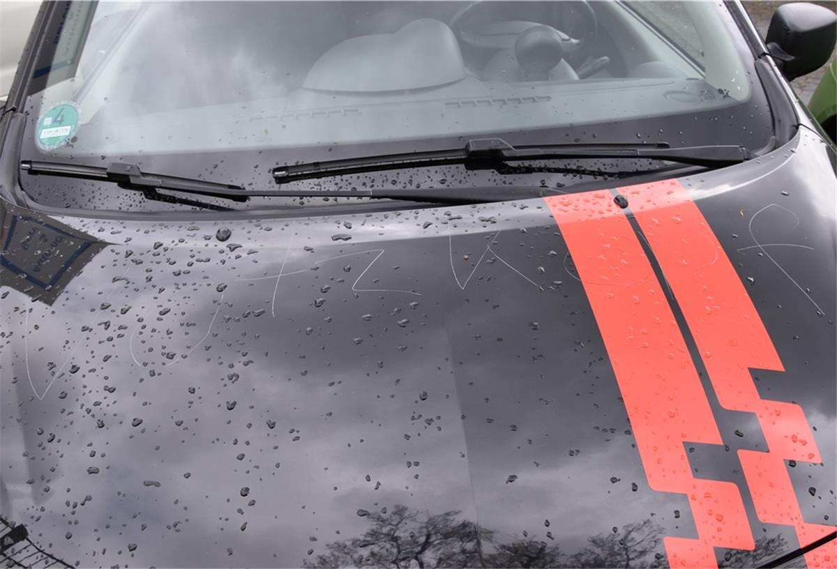 Nach Vandalismus: Polizei geht Hinweisen nach Auch der Lack zahlreicher Autos wurde zerkratzt.