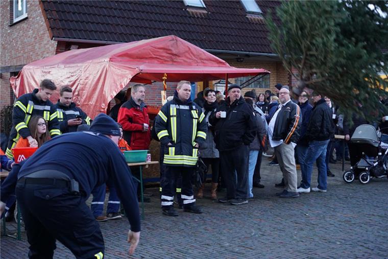 Weihnachtsbaum fliegt in Burhave 7,25 Meter durch die Luft Auch der Organisator beteiligte sich: Sören Reinecke schleudert auf diesem Bild einen Weihnachtsbaum fort.