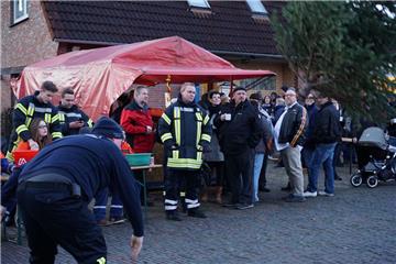 Auch der Organisator beteiligte sich: Sören Reinecke schleudert auf diesem Bild einen Weihnachtsbaum fort. 