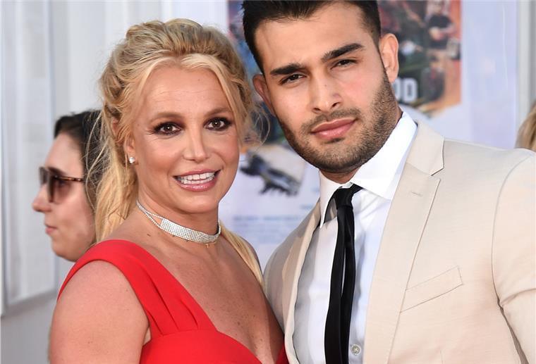 Britney Spears: Vormundschaft aufgehoben Auch der Verlobte von Britney Spears, Sam Asghari (rechts), reagierte kurz nach dem Richterspruch auf Instagram mit dem Post „Freedom“ (Freiheit). „Heute wurde Geschichte geschrieben. Britney ist frei!“, schrieb er zu einem roten Herz-Emoji.