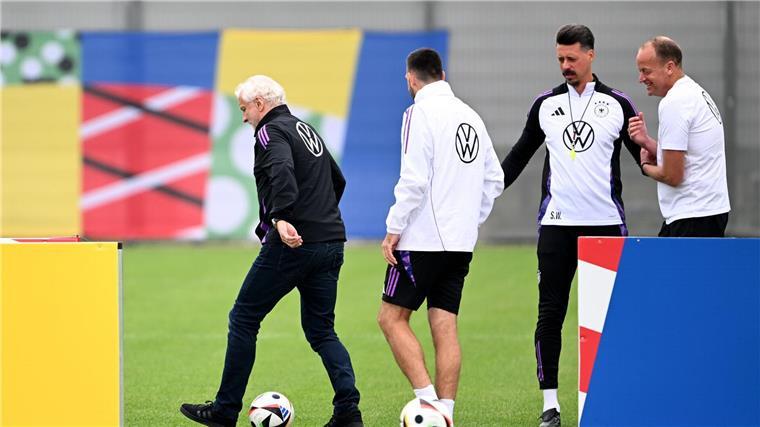 Suche nach Spanien-Code: Völler dribbelt, Nagelsmann tüftelt Auch DFB-Sportdirektor Rudi Völler (l) war beim Training der deutschen Nationalmannschaft anwesend.