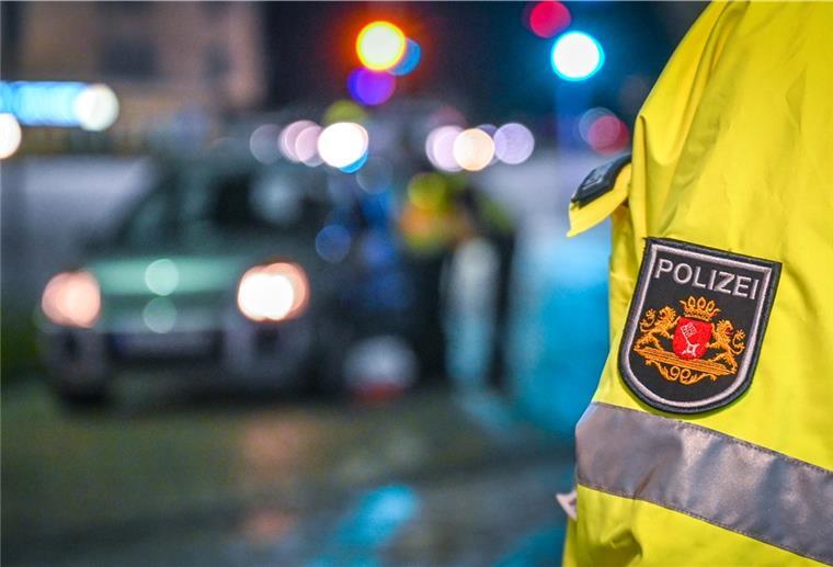 Urteil ohne Einfluss auf die Bremerhavener Sperre Auch die Argumente des Oberverwaltungsgerichts Lüneburg beeindrucken den Magistrat nicht. Der hält an der nächtlichen Ausgangssperre in Bremerhaven fest, die derzeit von der Polizei überwacht wird. Foto: Scheschonka