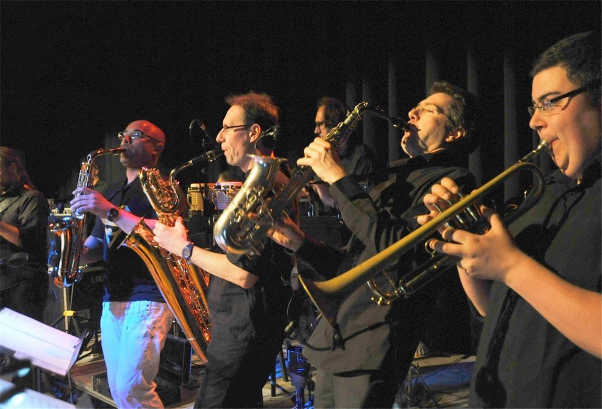 Auch die Band Funktomas tritt beim Straßenfest auf. Sie erhält Verstärkung durch die französische Bläsersection Four Funky Fresh Friends. 