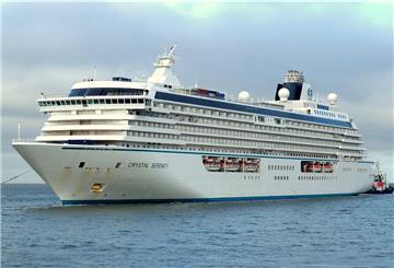 Auch die „Crystal Serenity“ liegt jetzt an der Kette.