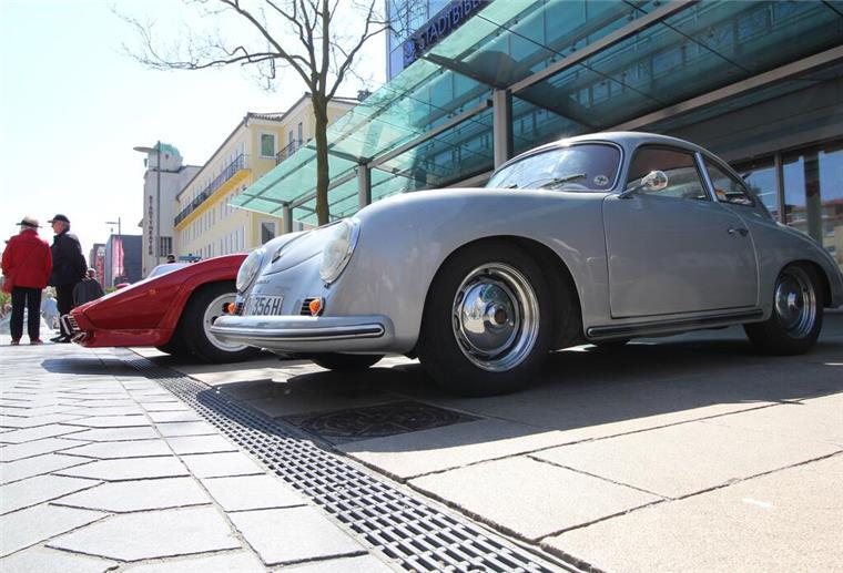 Oldtimer stehen in der Bremerhavener Innenstadt