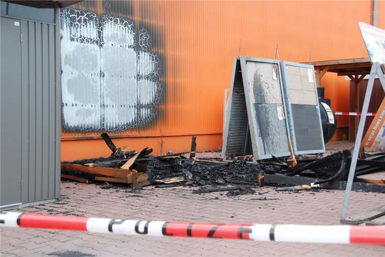 Lehe: Gartenhütte brennt beim Obi-Baumarkt Auch die Fassade des Baumarkts wurde in Mitleidenschaft gezogen.