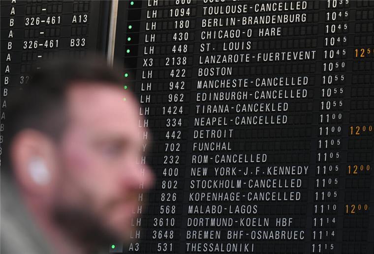Ein Fluggast steht im Terminal 1 vor der Anzeigetafel mit den Abflügen am Frankfurter Flughafen.